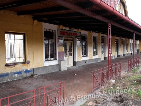 fotografie František Vrbecký, chátrající nádraží Zbiroh